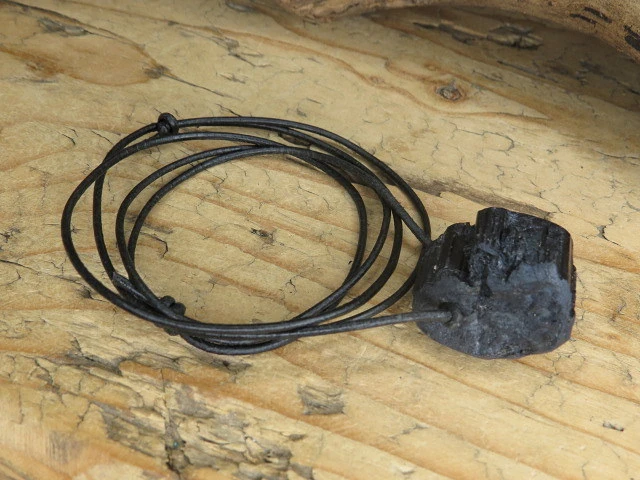 czarny turmalin * amulet ochronny na rzemieniu