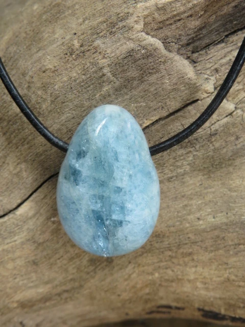 akwamaryn - amulet na rzemieniu