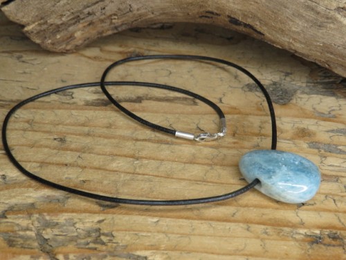akwamaryn - amulet na rzemieniu
