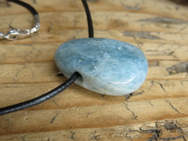 akwamaryn - amulet na rzemieniu