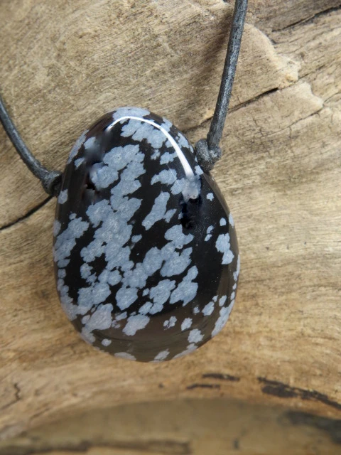 obsydian śnieżny * amulet ochronny na rzemieniu