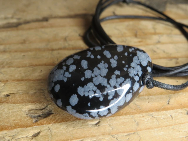 obsydian śnieżny * amulet ochronny na rzemieniu