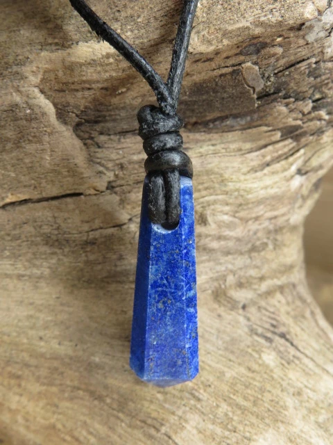 lapis lazuli - ochrona i intuicja - amulet na rzemieniu