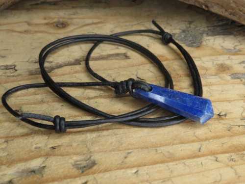 lapis lazuli - ochrona i intuicja - amulet na rzemieniu