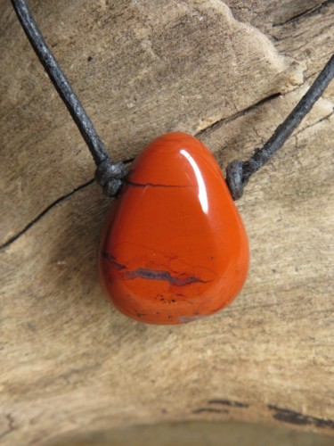 jaspis czerwony * amulet na rzemieniu