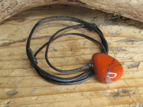jaspis czerwony * amulet na rzemieniu