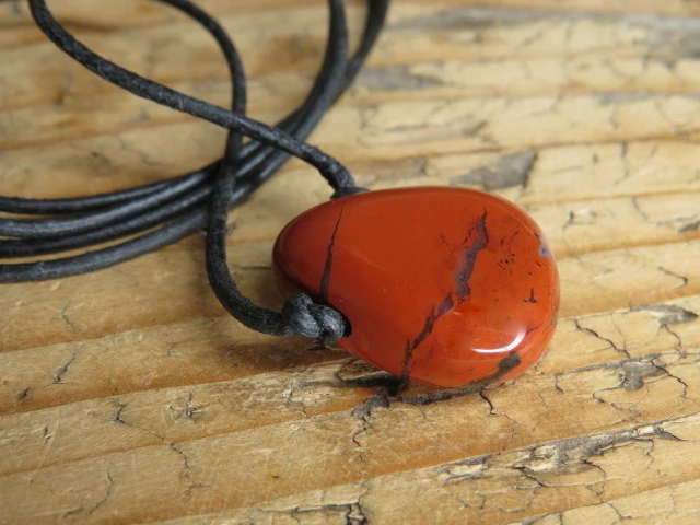 jaspis czerwony * amulet na rzemieniu