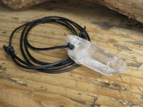 kryształ górski * amulet ochronny na rzemieniu