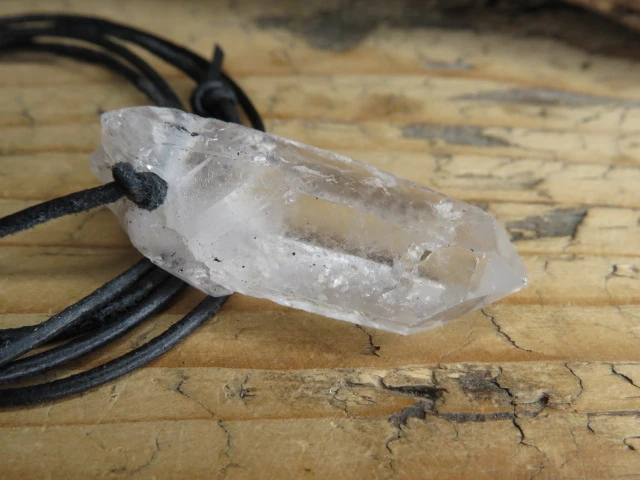 kryształ górski * amulet ochronny na rzemieniu