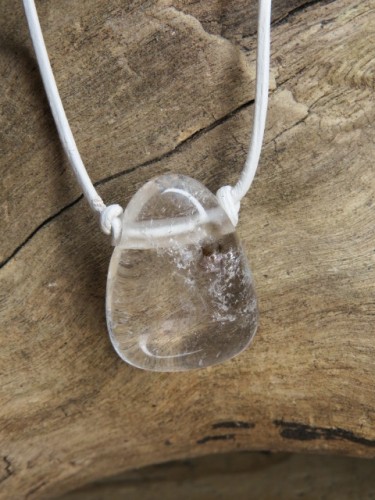 kryształ górski amulet ochronny uzdrawiająca energia na rzemieniu