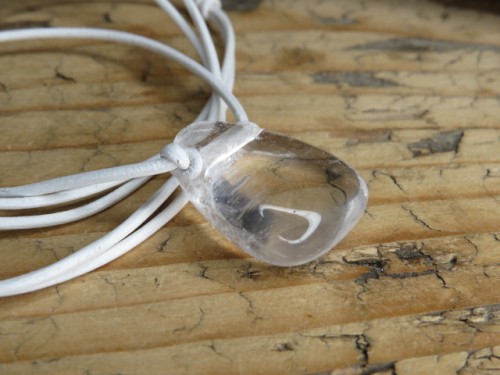 kryształ górski amulet ochronny uzdrawiająca energia na rzemieniu