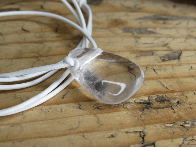 kryształ górski amulet ochronny uzdrawiająca energia na rzemieniu