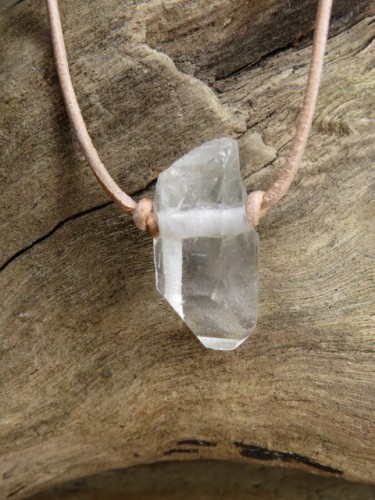 kryształ górski na rzemieniu - amulet ochrona i energia