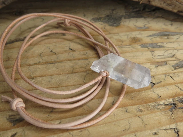 kryształ górski na rzemieniu - amulet ochrona i energia