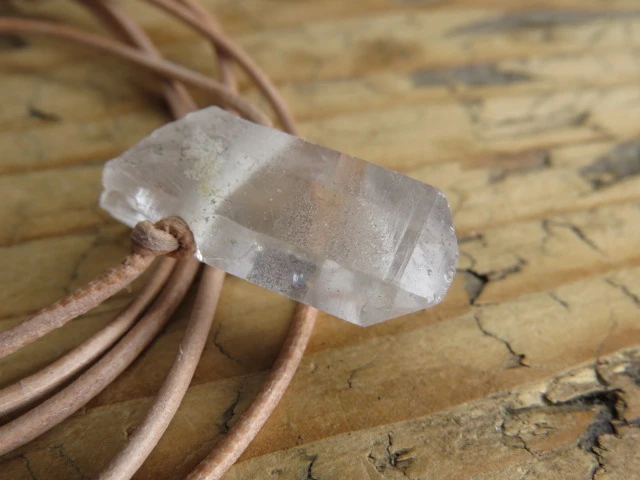 kryształ górski na rzemieniu - amulet ochrona i energia