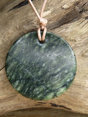 jadeit - ochrona i dobrobyt - amulet na rzemieniu