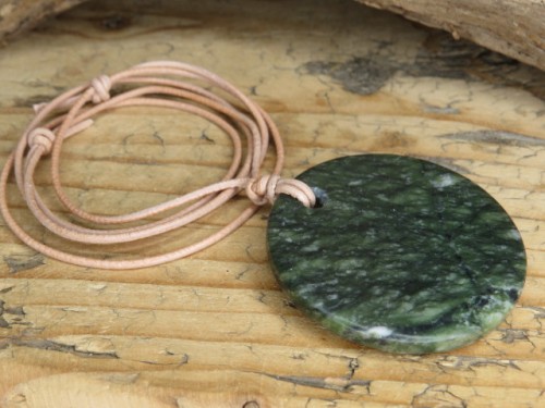 jadeit - ochrona i dobrobyt - amulet na rzemieniu