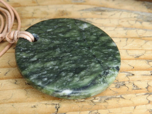 jadeit - ochrona i dobrobyt - amulet na rzemieniu