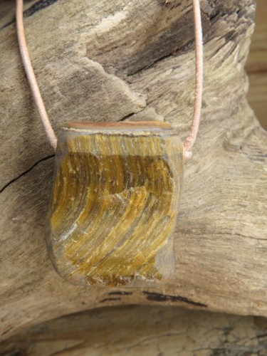 tygrysie oko amulet na rzemieniu