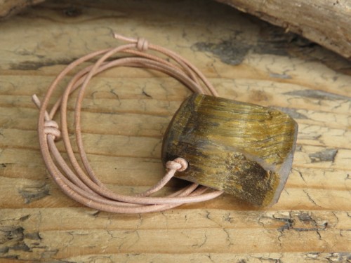 tygrysie oko amulet na rzemieniu
