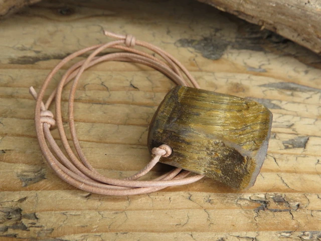 tygrysie oko amulet na rzemieniu