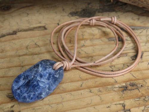sodalit - kamień twórców i logicznego myślenia - amulet na rzemieniu