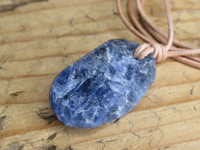 sodalit - kamień twórców i logicznego myślenia - amulet na rzemieniu