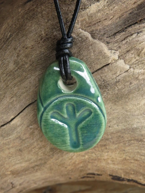 Runa Algiz - wisior z ceramiki - amulet ochronny