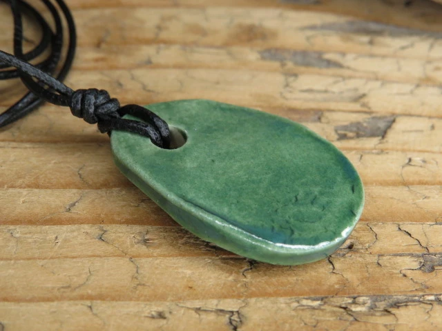Runa Algiz - wisior z ceramiki - amulet ochronny