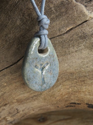 Runa Algiz - wisior z ceramiki - amulet ochronny