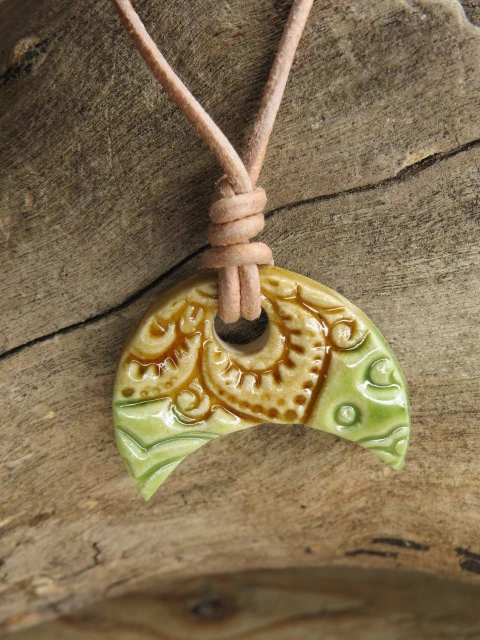Wisior ceramiczny Lunula – amulet słowiański, ręcznie robiony