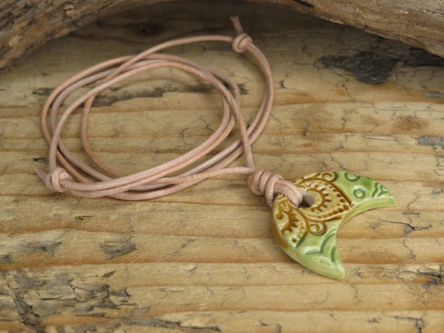 Wisior ceramiczny Lunula – amulet słowiański, ręcznie robiony