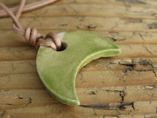 Wisior ceramiczny Lunula – amulet słowiański, ręcznie robiony