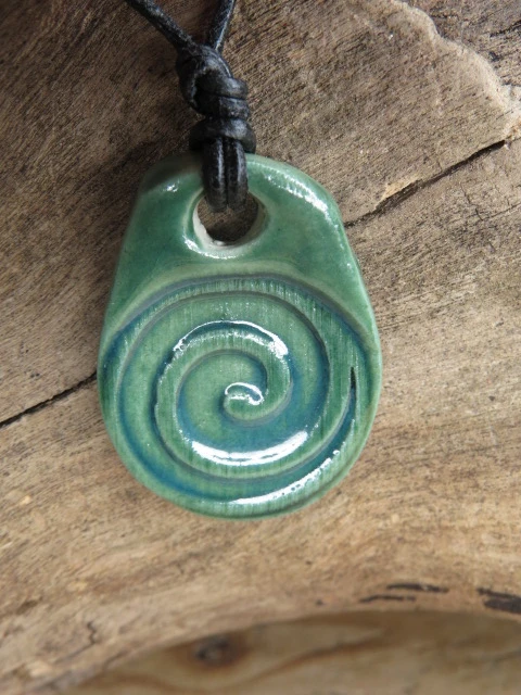 Wisior Spirala z ceramiki – amulet rozwoju na rzemieniu