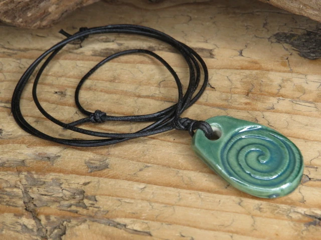 Wisior Spirala z ceramiki – amulet rozwoju na rzemieniu