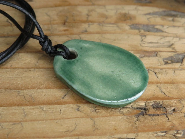 Wisior Spirala z ceramiki – amulet rozwoju na rzemieniu