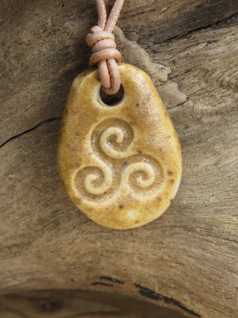 Ceramiczny wisior Triskelion