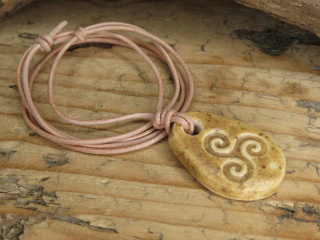 Ceramiczny wisior Triskelion