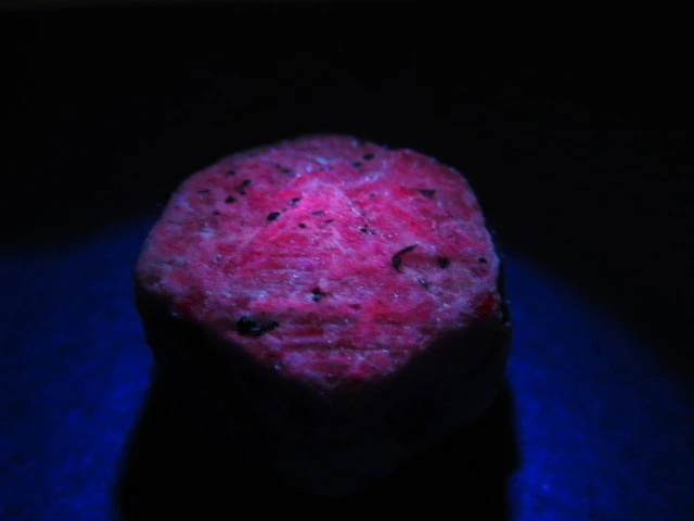 rubin Indie - naturalny kryształ - UV
