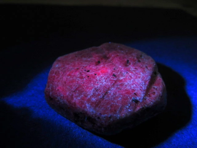 rubin Indie - naturalny kryształ UV