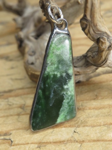 Wisior z nefrytu - amulet siły i ochrony
