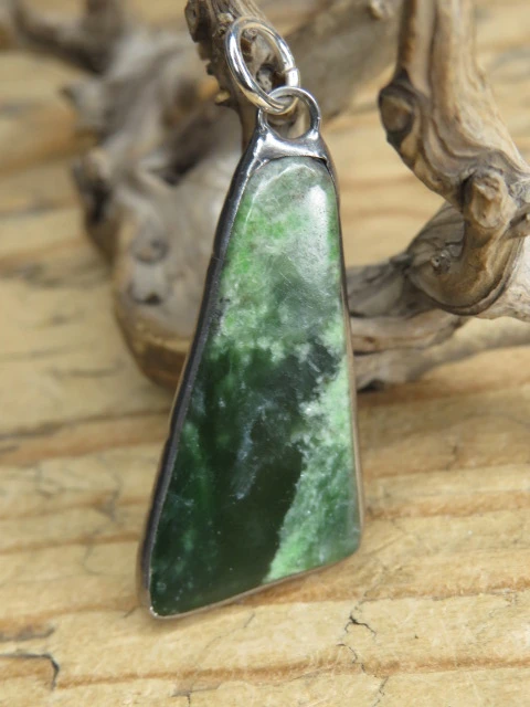 Wisior z nefrytu - amulet siły i ochrony