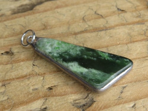Wisior z nefrytu - amulet siły i ochrony