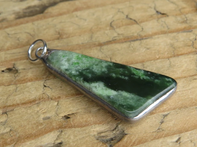 Wisior z nefrytu - amulet siły i ochrony
