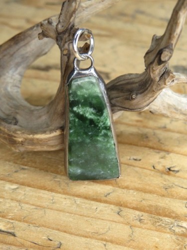 Wisior z nefrytu - amulet siły i ochrony