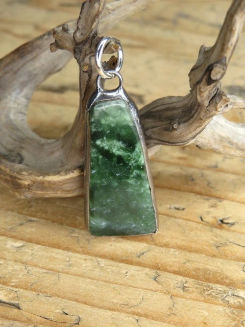 Wisior z nefrytu - amulet siły i ochrony