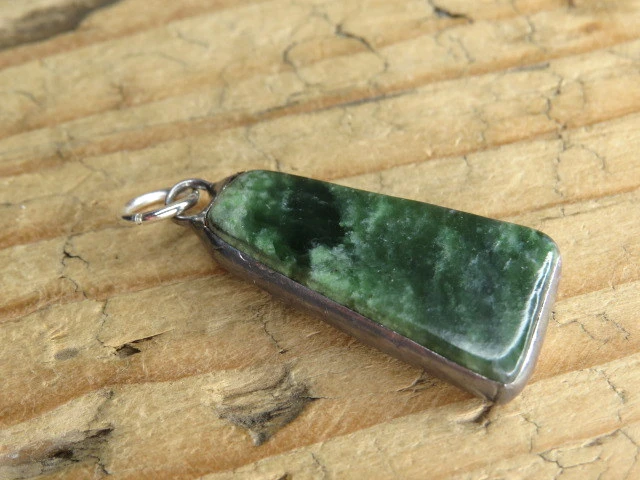 Wisior z nefrytu - amulet siły i ochrony