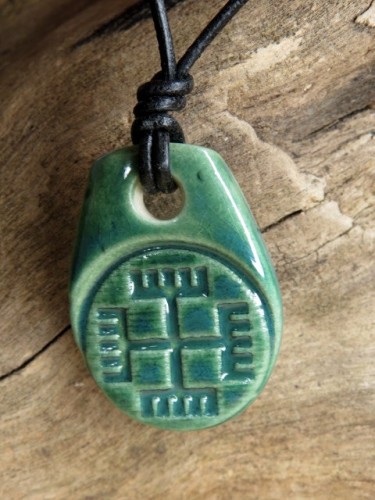Wisior z ceramiki z symbolem Ręce Boga – słowiański amulet ochronny