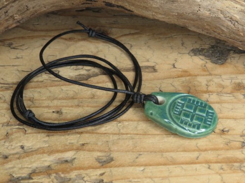 Wisior z ceramiki z symbolem Ręce Boga – słowiański amulet ochronny