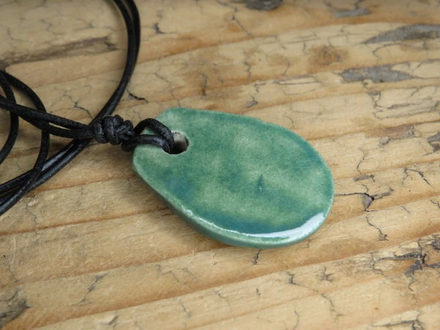 Wisior z ceramiki z symbolem Ręce Boga – słowiański amulet ochronny